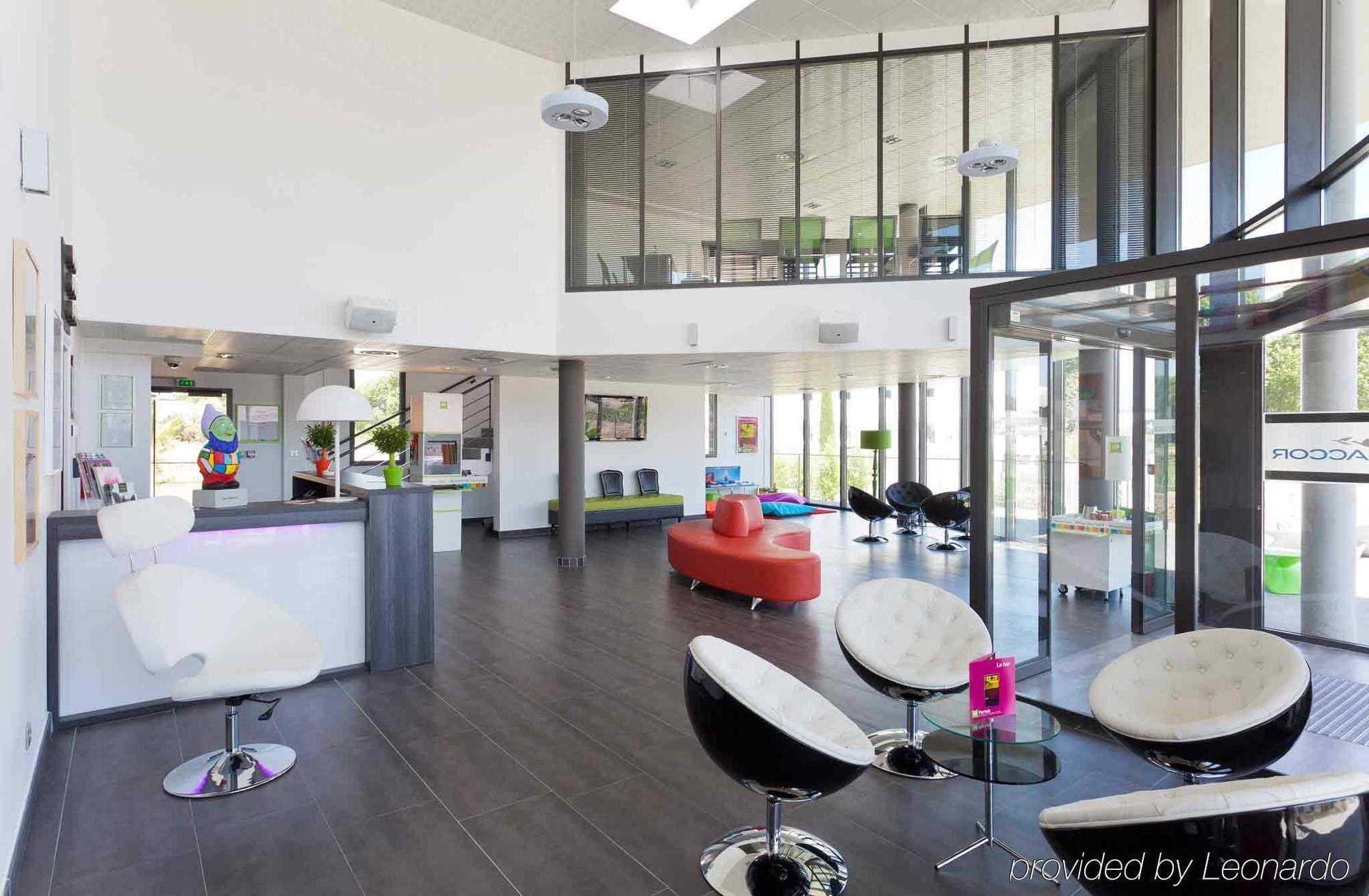 Ibis Styles Pertuis Portes Du Luberon Интерьер фото
