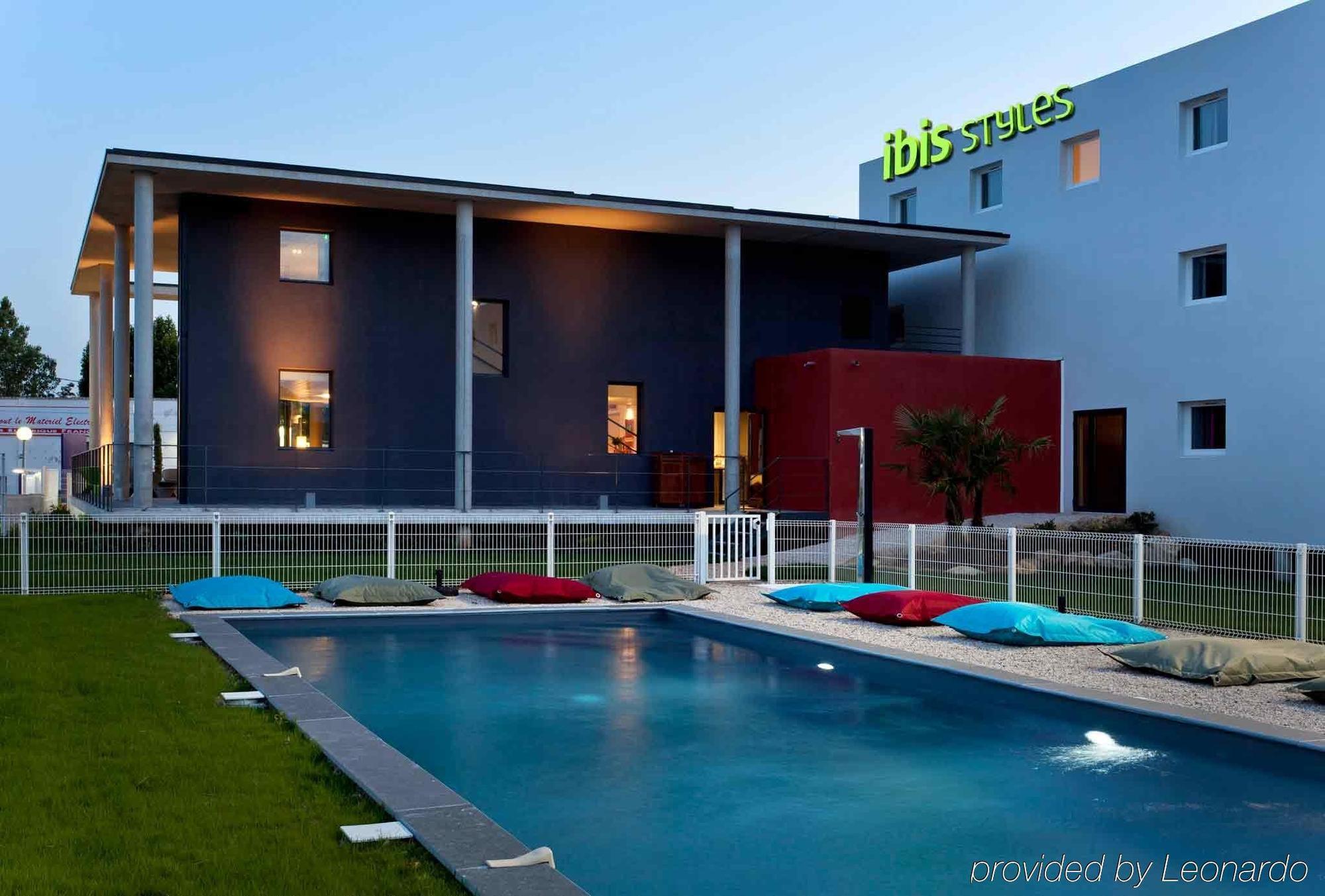 Ibis Styles Pertuis Portes Du Luberon Экстерьер фото